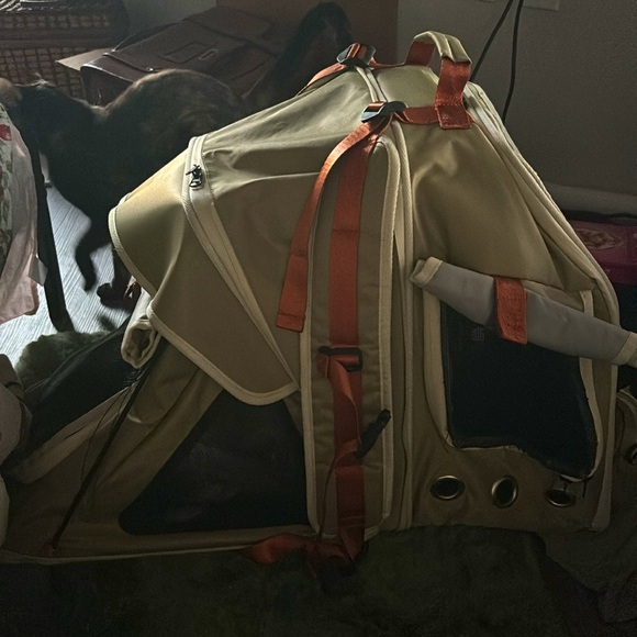 *sfw* cat carrier backpack with extendable back - Picture 2 of 2